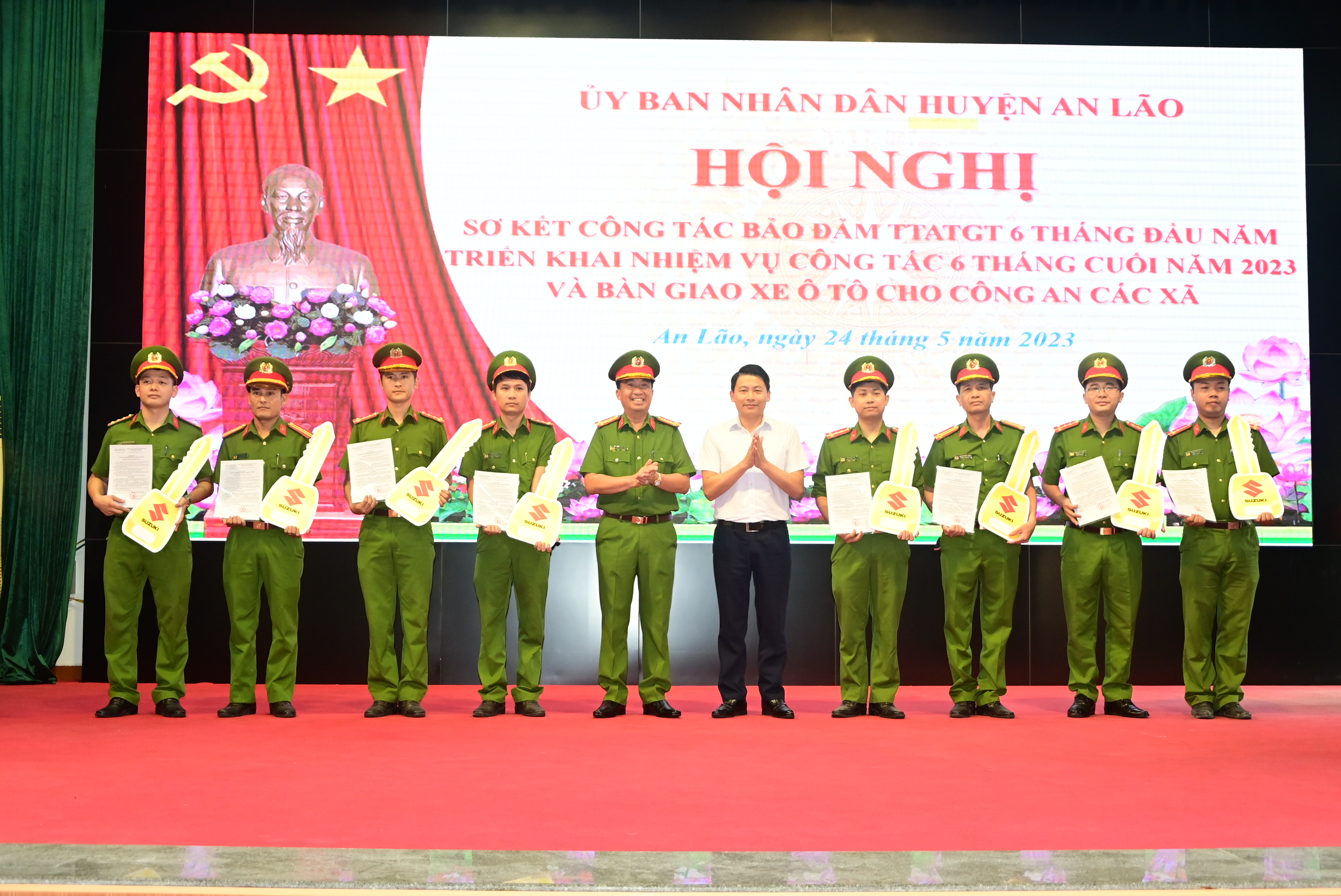 Huyện An Lão bàn giao 15 xe ô tô cho Công an các xã